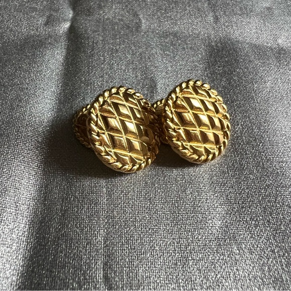 CHANEL Accessories - Chanel Gold Round Vintage Cufflinks